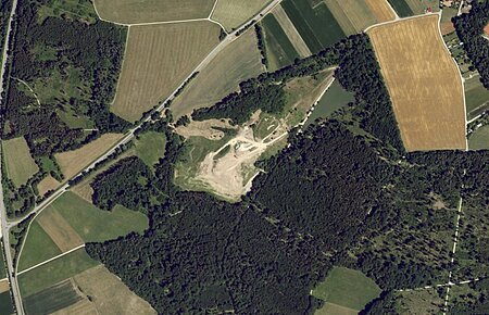 Luftbild Deponie Luftaufnahme der Deponie Monheim:  Landschaft mit Feldern, Wäldern und einem unbebauten Gebiet in der Mitte.