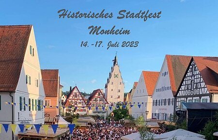 Fotobuch Historisches Stadtfest 2023 Foto des Fotobuchs der Stadt Monheim vom historischen Stadtfest in Monheim, auf der Titelseite des Fotobuch ist eine Menschenmenge zu sehen umgeben von Fachwerkhäusern Ständen und Dekorationen.