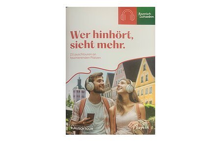 Titelblatt der Broschüre "Wer hinhört, sieht mehr" zu Lauschtouren vom Tourismusverband Allgäu/Bayerisch-Schwaben e.V.. Auf dem Foto zwei junge Personen mit hellen Kopfhörern und Rucksäcken vor bunten Häusern in einer Stadt in Bayern. Auf dem Foto der Text "23 Lauschtouren an faszinierenden Plätzen".