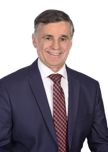 1. Bürgermeister der Stadt Monheim Günther Pfefferer: Ein Mann in Anzug mit kariertem Schlips, lächelnd, vor weißem Hintergrund.