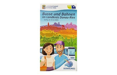 Titelblatt des neuen Fahrplans für "Busse und Bahnen im Landkreis Donau-Ries", die alle aktuellen Bus- und Bahnfahrpläne im Landreis Donau-Ries beinhalten. Gültig ab 14.12.2025 Auf dem Titelblatt ist eine Zeichnung von zwei Personen vor Bus und farbigen Landschaften.