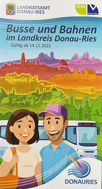 Titelblatt des neuen Fahrplans für "Busse und Bahnen im Landkreis Donau-Ries", die alle aktuellen Bus- und Bahnfahrpläne im Landreis Donau-Ries beinhalten. Gültig ab 14.12.2025 Auf dem Titelblatt ist eine Zeichnung von zwei Personen vor Bus und farbigen Landschaften.