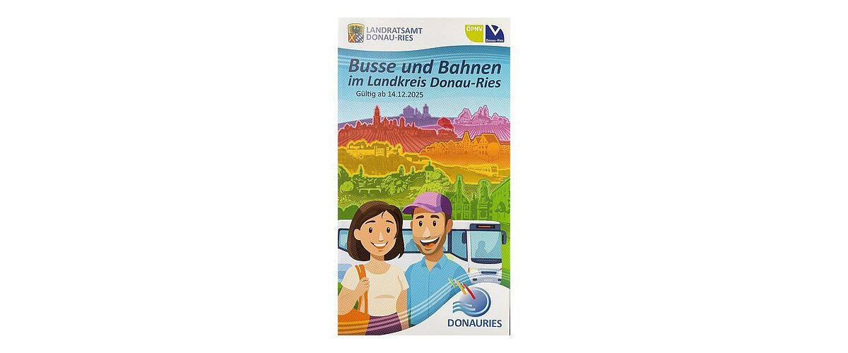 Titelblatt des neuen Fahrplans für "Busse und Bahnen im Landkreis Donau-Ries", die alle aktuellen Bus- und Bahnfahrpläne im Landreis Donau-Ries beinhalten. Gültig ab 14.12.2025 Auf dem Titelblatt ist eine Zeichnung von zwei Personen vor Bus und farbigen Landschaften.