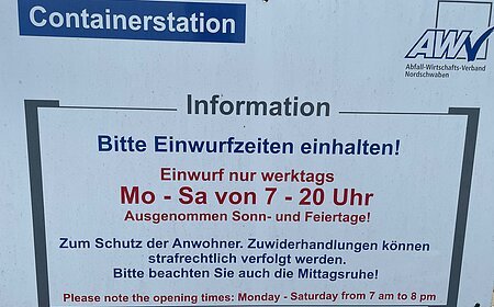 Schild Containerstation mit Einwurfzeiten Mo-Sa 7-20 Uhr, keine Einwürfe an Sonn- und Feiertagen, Hinweis auf Mittagsruhe. AWV Nordschwaben