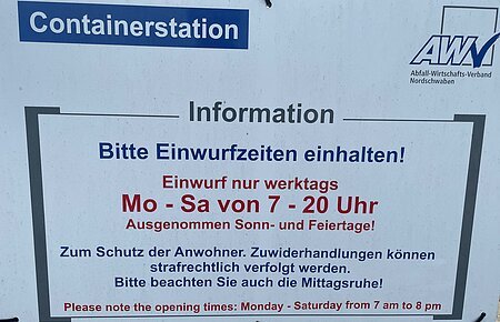 Schild Containerstation mit Einwurfzeiten Mo-Sa 7-20 Uhr, keine Einwürfe an Sonn- und Feiertagen, Hinweis auf Mittagsruhe. AWV Nordschwaben
