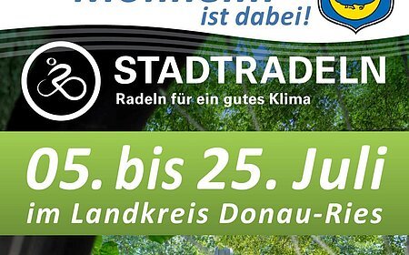 Plakat zur Stadtradeln-Kampagne Monheim 5. bis 25. Juli mit Radfahrern vor Kapelle und QR-Code zum App-Download