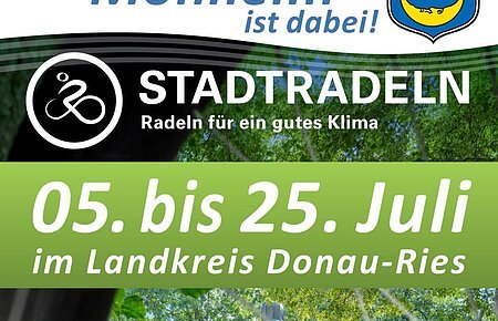 Plakat zur Stadtradeln-Kampagne Monheim 5. bis 25. Juli mit Radfahrern vor Kapelle und QR-Code zum App-Download
