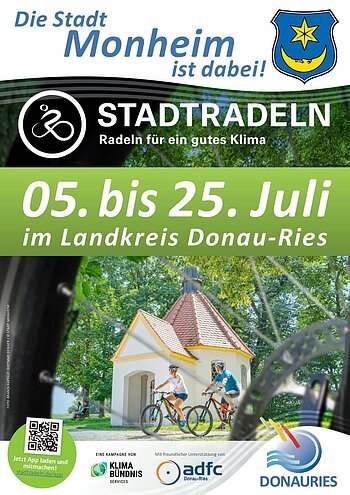 Plakat zur Stadtradeln-Kampagne Monheim 5. bis 25. Juli mit Radfahrern vor Kapelle und QR-Code zum App-Download