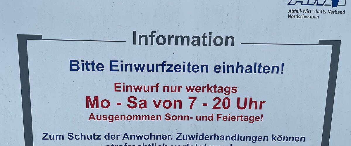 Schild Containerstation mit Einwurfzeiten Mo-Sa 7-20 Uhr, keine Einwürfe an Sonn- und Feiertagen, Hinweis auf Mittagsruhe. AWV Nordschwaben