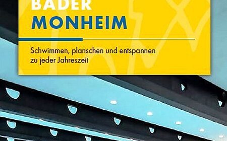 Titelseite des Flyers "BÄDER MONHEIM" mit dem gleichnamigen Titel in weiß/blau auf gelbem Hintergrund oben im Bild. Darunter die Innenaufnahme eines Schwimmbads mit einem gefülltem Schwimmbecken, daneben der Startblock Nummer 5, ein Wasserspielball und Sitzbereich im Hintergrund. Unten links im Eck die Angabe der Webseite "www.monheim-bayern.de".