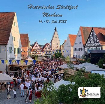 Foto des Fotobuchs der Stadt Monheim vom historischen Stadtfest in Monheim, auf der Titelseite des Fotobuch ist eine Menschenmenge zu sehen umgeben von Fachwerkhäusern Ständen und Dekorationen.