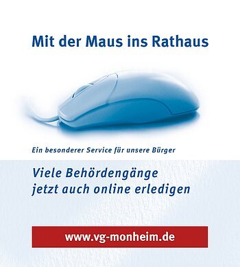 Eine blaue Computermaus vor weißem Hintergrund mit dem Text oberhalb: "Mit der Maus ins Rathaus. Viele Behördengänge jetzt auch online erledigen." Darunter der Link zur Webseite der Verwaltungsgemeinschaft Monheim auf rotem Hintergrund.