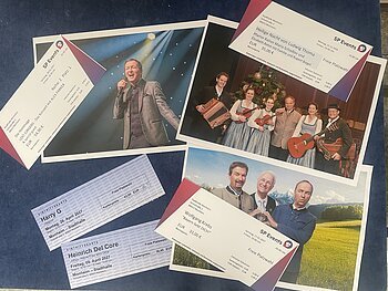 Vier Konzertkarten und Fotos von Künstlern, darunter ein Sänger, eine Volksmusikgruppe und drei Männer vor Berglandschaft. Verschiedene Veranstaltungen in der Stadthalle Monheim