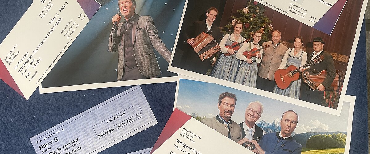 Vier Konzertkarten und Fotos von Künstlern, darunter ein Sänger, eine Volksmusikgruppe und drei Männer vor Berglandschaft. Verschiedene Veranstaltungen in der Stadthalle Monheim