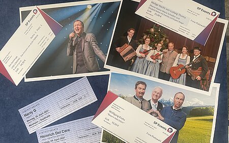 Vier Konzertkarten und Fotos von Künstlern, darunter ein Sänger, eine Volksmusikgruppe und drei Männer vor Berglandschaft. Verschiedene Veranstaltungen in der Stadthalle Monheim